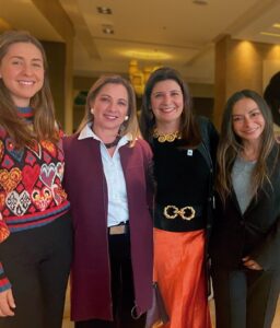 En la foto de izquierda a derecha: Directivos de la Cadena Germán Morales Hoteles: Paula Morales - directora de mercadeo, Pilar Morales - Directora de sostenibiidad, Sandra Valenzuela - Directora de WWF y Diana Goyeneche - Jefe de sostenibilidad.