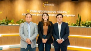 pie;de izq a der: Hernán Andrés Méndez - Gerente de Comercio-, María del Mar Ceballos - Vicepresidente de Mercado MiBanco Colombia; Luis Felipe Ocampo y Luis Felipe Ocampo - Gerente Legal y Asuntos Corporativos.
